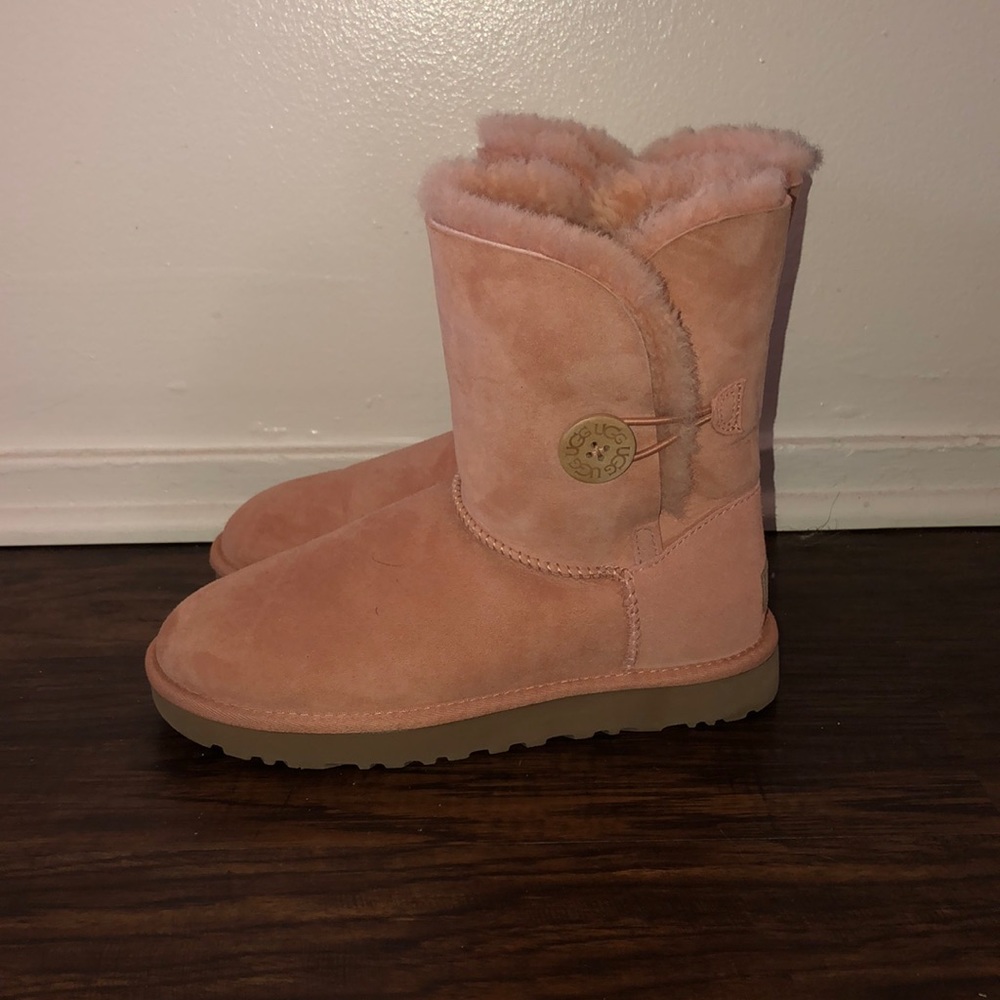 Bailey Button Ugg Boots! Color SUNTAN